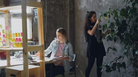 Οι θηλυκοί φίλοι και οι συνέταιροι εργάζονται μαζί στο σύγχρονο γραφείο Ξανθός κάθεται στον πίνακα και τη συλλογή απόθεμα βίντεο Οι θηλυκοί φίλοι και οι συνέταιροι εργάζονται μαζί στο σύγχρονο γραφείο Ξανθός κάθεται στον πίνακα και τη συλλογή απόθεμα βίντεο