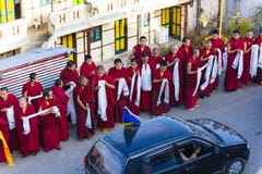Οι θιβετιανοί μοναχοί που υποκύπτουν με frankincense καπνίζουν για την υποδοχή του υψηλού επιπέδου μοναχού στο αυτοκίνητο με το ο στοκ εικόνα Οι θιβετιανοί μοναχοί που υποκύπτουν με frankincense καπνίζουν για την υποδοχή του υψηλού επιπέδου μοναχού στο αυτοκίνητο με το ο στοκ εικόνα