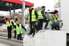 Οι κίτρινες φανέλλες διαμαρτύρονται ενάντια στις υψηλότερες τιμές καυσίμων και εμποδίζουν τον αυτοκινητόδρομο EN Beaujolais Ville στοκ εικόνες με δικαίωμα ελεύθερης χρήσης Οι κίτρινες φανέλλες διαμαρτύρονται ενάντια στις υψηλότερες τιμές καυσίμων και εμποδίζουν τον αυτοκινητόδρομο EN Beaujolais Ville στοκ εικόνες με δικαίωμα ελεύθερης χρήσης