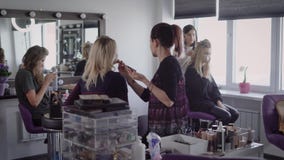 Οι καλύτεροι φίλοι ενώθηκαν σε ένα σαλόνι ομορφιάς να κάνουν μια όμορφη τρίχα και makeup ενώπιον ενός δροσερού κόμματος Το κορίτσ απόθεμα βίντεο Οι καλύτεροι φίλοι ενώθηκαν σε ένα σαλόνι ομορφιάς να κάνουν μια όμορφη τρίχα και makeup ενώπιον ενός δροσερού κόμματος Το κορίτσ απόθεμα βίντεο