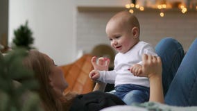 Οι καλύτερες στιγμές από τη ζωή, μια αγαπώντας ευτυχής νέα μητέρα αγκαλιάζει έναν νοσηλευτικό γιο, σε ένα λευκό σαν το χιόνι κάλυ απόθεμα βίντεο Οι καλύτερες στιγμές από τη ζωή, μια αγαπώντας ευτυχής νέα μητέρα αγκαλιάζει έναν νοσηλευτικό γιο, σε ένα λευκό σαν το χιόνι κάλυ απόθεμα βίντεο