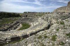 Οι καταστροφές της αρχαίων λίμνης και του λιονταριού λουτρών της Fausta σμιλεύουν στην αρχαία πόλη Miletus, TurkeyView από την πλ στοκ εικόνα με δικαίωμα ελεύθερης χρήσης Οι καταστροφές της αρχαίων λίμνης και του λιονταριού λουτρών της Fausta σμιλεύουν στην αρχαία πόλη Miletus, TurkeyView από την πλ στοκ εικόνα με δικαίωμα ελεύθερης χρήσης