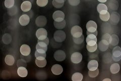 Οι κρέμα-χρωματισμένες bokeh σφαίρες, θολωμένη γιρλάντα, σύσταση, υπόβαθρο, φωτογραφία είναι από την εστίαση, διάστημα αντιγράφων στοκ εικόνες Οι κρέμα-χρωματισμένες bokeh σφαίρες, θολωμένη γιρλάντα, σύσταση, υπόβαθρο, φωτογραφία είναι από την εστίαση, διάστημα αντιγράφων στοκ εικόνες