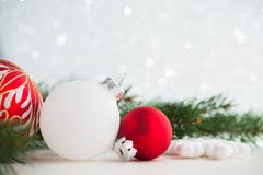 Οι κόκκινες και άσπρες διακοσμήσεις Χριστουγέννων ακτινοβολούν επάνω υπόβαθρο διακοπών Κάρτα Χαρούμενα Χριστούγεννας Στοκ Εικόνες Οι κόκκινες και άσπρες διακοσμήσεις Χριστουγέννων ακτινοβολούν επάνω υπόβαθρο διακοπών Κάρτα Χαρούμενα Χριστούγεννας Στοκ Εικόνες