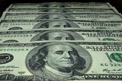 οι λογαριασμοί 100 δολαρίων συσσωρεύονται σε μια σειρά στοκ φωτογραφία με δικαίωμα ελεύθερης χρήσης οι λογαριασμοί 100 δολαρίων συσσωρεύονται σε μια σειρά στοκ φωτογραφία με δικαίωμα ελεύθερης χρήσης