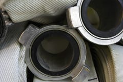 Οι μάνικες πυρκαγιάς είναι στο διαμέρισμα πυροσβεστικών οχημάτων, στενός επάνω κεφαλιών σύνδεσης μανικών πυρκαγιάς στοκ εικόνα με δικαίωμα ελεύθερης χρήσης Οι μάνικες πυρκαγιάς είναι στο διαμέρισμα πυροσβεστικών οχημάτων, στενός επάνω κεφαλιών σύνδεσης μανικών πυρκαγιάς στοκ εικόνα με δικαίωμα ελεύθερης χρήσης