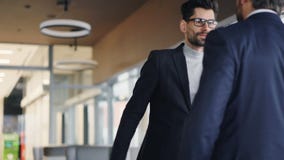 Οι μέσης ηλικίας επιχειρηματίες που συναντιούνται στο τίναγμα καφέδων δίνουν το χαιρετισμό ομιλίας απόθεμα βίντεο Οι μέσης ηλικίας επιχειρηματίες που συναντιούνται στο τίναγμα καφέδων δίνουν το χαιρετισμό ομιλίας απόθεμα βίντεο