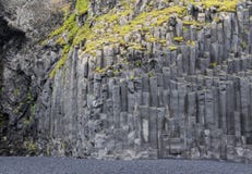 Οι μαύρες στήλες βασαλτών Reynisfjara μοιάζουν με τα τεράστια μολύβια, μια παγκοσμίως διάσημη παραλία μαύρος-άμμου που βρίσκεται στοκ φωτογραφίες Οι μαύρες στήλες βασαλτών Reynisfjara μοιάζουν με τα τεράστια μολύβια, μια παγκοσμίως διάσημη παραλία μαύρος-άμμου που βρίσκεται στοκ φωτογραφίες