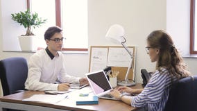 Οι νέοι υπάλληλοι εργάζονται και μιλούν στην κορυφαία επιχείρηση φιλμ μικρού μήκους Οι νέοι υπάλληλοι εργάζονται και μιλούν στην κορυφαία επιχείρηση φιλμ μικρού μήκους