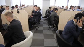 Οι νέοι υπάλληλοι κάνουν τις κλήσεις, εργαζόμενος στο τηλεφωνικό κέντρο της τράπεζας φιλμ μικρού μήκους Οι νέοι υπάλληλοι κάνουν τις κλήσεις, εργαζόμενος στο τηλεφωνικό κέντρο της τράπεζας φιλμ μικρού μήκους