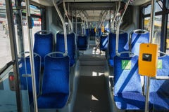 Οι νεαροί άνδρες οδηγούν ένα λεωφορείο, που παίρνει τον ταξιδιώτη στοκ εικόνες Οι νεαροί άνδρες οδηγούν ένα λεωφορείο, που παίρνει τον ταξιδιώτη στοκ εικόνες