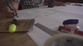Οι νεολαίες βέβαιες συγκέντρωσαν το ελκυστικό άτομο στο πουκάμισο καρό που λειτουργεί στη συνεδρίαση σκέψης επιχειρησιακού προγρά φιλμ μικρού μήκους Οι νεολαίες βέβαιες συγκέντρωσαν το ελκυστικό άτομο στο πουκάμισο καρό που λειτουργεί στη συνεδρίαση σκέψης επιχειρησιακού προγρά φιλμ μικρού μήκους