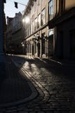 Οι οδοί της παλαιάς ευρωπαϊκής πόλης το πρωί Αντανακλάσεις στο πεζοδρόμιο Ρήγα στοκ εικόνες Οι οδοί της παλαιάς ευρωπαϊκής πόλης το πρωί Αντανακλάσεις στο πεζοδρόμιο Ρήγα στοκ εικόνες
