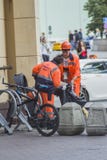 Οι οδικοί εργαζόμενοι καθαρίζουν τα δοχεία των συντριμμιών στοκ φωτογραφίες Οι οδικοί εργαζόμενοι καθαρίζουν τα δοχεία των συντριμμιών στοκ φωτογραφίες