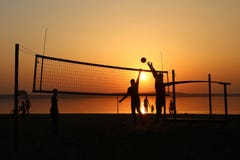 Οι παίκτες πετοσφαίρισης πηδούν κατά τη διάρκεια μιας αντιστοιχίας στην παραλία στοκ φωτογραφίες με δικαίωμα ελεύθερης χρήσης Οι παίκτες πετοσφαίρισης πηδούν κατά τη διάρκεια μιας αντιστοιχίας στην παραλία στοκ φωτογραφίες με δικαίωμα ελεύθερης χρήσης