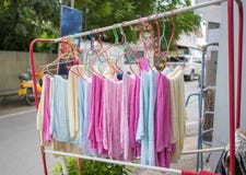 Οι πετσέτες ξεραίνουν τα ενδύματα στον ήλιο στην ξήρανση του ραφιού στοκ φωτογραφίες Οι πετσέτες ξεραίνουν τα ενδύματα στον ήλιο στην ξήρανση του ραφιού στοκ φωτογραφίες