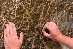 Οι πλαστικοί σταυροί για την τοποθέτηση των κεραμιδιών στο πάτωμα είναι διεσπαρμένοι πέρα από το κεραμίδι στοκ εικόνες Οι πλαστικοί σταυροί για την τοποθέτηση των κεραμιδιών στο πάτωμα είναι διεσπαρμένοι πέρα από το κεραμίδι στοκ εικόνες