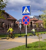 Οι ποδηλάτες οδηγούν στο δρόμο Ρωσία, Krasnodar, στις 26 Σεπτεμβρίου 2018 στοκ φωτογραφία με δικαίωμα ελεύθερης χρήσης Οι ποδηλάτες οδηγούν στο δρόμο Ρωσία, Krasnodar, στις 26 Σεπτεμβρίου 2018 στοκ φωτογραφία με δικαίωμα ελεύθερης χρήσης
