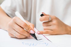 Οι πρακτικές σπουδαστών καλλιγράφων στο γράψιμο της λέξης εμπνέουν με τον πράσινο δείκτη στον καμβά Δημιουργικός καλλιτέχνης free στοκ εικόνες Οι πρακτικές σπουδαστών καλλιγράφων στο γράψιμο της λέξης εμπνέουν με τον πράσινο δείκτη στον καμβά Δημιουργικός καλλιτέχνης free στοκ εικόνες