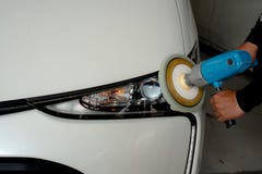 Οι προβολείς αυτοκινήτων με την ισχύ αποθηκεύουν τη μηχανή στο πρατήριο βενζίνης - μια σειρά εικόνων ΠΡΟΣΟΧΗΣ ΑΥΤΟΚΙΝΗΤΩΝ στοκ φωτογραφία Οι προβολείς αυτοκινήτων με την ισχύ αποθηκεύουν τη μηχανή στο πρατήριο βενζίνης - μια σειρά εικόνων ΠΡΟΣΟΧΗΣ ΑΥΤΟΚΙΝΗΤΩΝ στοκ φωτογραφία