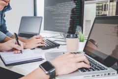 Οι προγραμματιστές που συνεργάζονται του προγραμματισμού και τον ιστοχώρο ανάπτυξης που λειτουργούν σε ένα λογισμικό αναπτύσσουν στοκ φωτογραφίες με δικαίωμα ελεύθερης χρήσης Οι προγραμματιστές που συνεργάζονται του προγραμματισμού και τον ιστοχώρο ανάπτυξης που λειτουργούν σε ένα λογισμικό αναπτύσσουν στοκ φωτογραφίες με δικαίωμα ελεύθερης χρήσης