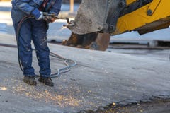 Οι πρωινές μηχανές συγκόλλησης εργασίας cWho εργαζομένων στοκ φωτογραφία με δικαίωμα ελεύθερης χρήσης Οι πρωινές μηχανές συγκόλλησης εργασίας cWho εργαζομένων στοκ φωτογραφία με δικαίωμα ελεύθερης χρήσης
