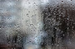 Οι πτώσεις νερού στο γυαλί κλείνουν επάνω τη βροχερή ημέρα στοκ φωτογραφία με δικαίωμα ελεύθερης χρήσης Οι πτώσεις νερού στο γυαλί κλείνουν επάνω τη βροχερή ημέρα στοκ φωτογραφία με δικαίωμα ελεύθερης χρήσης