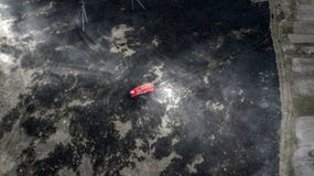 Οι πυροσβέστες εξαφανίζουν μια πυρκαγιά στο δάσος με την πλημμύρα νερού στοκ εικόνες με δικαίωμα ελεύθερης χρήσης Οι πυροσβέστες εξαφανίζουν μια πυρκαγιά στο δάσος με την πλημμύρα νερού στοκ εικόνες με δικαίωμα ελεύθερης χρήσης