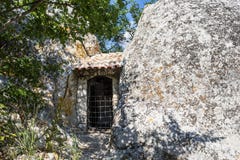 Οι πόρτες στο σπίτι σε έναν βράχο τεράστια πέτρα στο πρώτο πλάνο στοκ φωτογραφία με δικαίωμα ελεύθερης χρήσης Οι πόρτες στο σπίτι σε έναν βράχο τεράστια πέτρα στο πρώτο πλάνο στοκ φωτογραφία με δικαίωμα ελεύθερης χρήσης