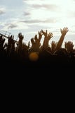Οι σκιαγραφίες ανθρώπων με αυξημένος επάνω σε έναν άνθρωπο δίνουν, έννοια διακοπών καλοκαιρινών διακοπών κόμματος παραλιών στοκ εικόνες με δικαίωμα ελεύθερης χρήσης Οι σκιαγραφίες ανθρώπων με αυξημένος επάνω σε έναν άνθρωπο δίνουν, έννοια διακοπών καλοκαιρινών διακοπών κόμματος παραλιών στοκ εικόνες με δικαίωμα ελεύθερης χρήσης