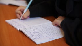 Οι σπουδαστές γράφουν σε ένα σημειωματάριο φιλμ μικρού μήκους Οι σπουδαστές γράφουν σε ένα σημειωματάριο φιλμ μικρού μήκους