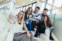Οι σπουδαστές μελετούν στη βιβλιοθήκη Οι νέοι ξοδεύουν το χρόνο από κοινού Βιβλίο ανάγνωσης και επικοινωνία ενώ στοκ εικόνες Οι σπουδαστές μελετούν στη βιβλιοθήκη Οι νέοι ξοδεύουν το χρόνο από κοινού Βιβλίο ανάγνωσης και επικοινωνία ενώ στοκ εικόνες