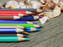 Οι σχολικές προμήθειες χρωματίζουν τα ξέσματα μολυβιών στον ξύλινο πίνακα Στοκ Εικόνες Οι σχολικές προμήθειες χρωματίζουν τα ξέσματα μολυβιών στον ξύλινο πίνακα Στοκ Εικόνες