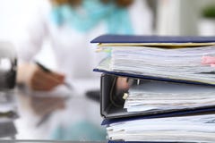 Οι σύνδεσμοι με τα έγγραφα περιμένουν να υποβληθούν σε επεξεργασία με τη επιχειρηματία ή το γραμματέα πίσω στη θαμπάδα Υπηρεσία ε στοκ φωτογραφία με δικαίωμα ελεύθερης χρήσης Οι σύνδεσμοι με τα έγγραφα περιμένουν να υποβληθούν σε επεξεργασία με τη επιχειρηματία ή το γραμματέα πίσω στη θαμπάδα Υπηρεσία ε στοκ φωτογραφία με δικαίωμα ελεύθερης χρήσης