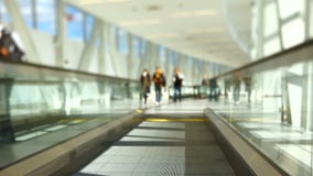 Οι ταξιδιώτες αερολιμένων στην κίνηση της διάβασης πεζών γέρνουν τη μετατόπιση απόθεμα βίντεο Οι ταξιδιώτες αερολιμένων στην κίνηση της διάβασης πεζών γέρνουν τη μετατόπιση απόθεμα βίντεο