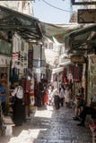 Οι τουρίστες περπατούν μέσω του bazaar κατά μήκος του Δαβίδ Street και εξετάζουν τα αναμνηστικά πλησίον στην πύλη Jaffa στην παλα Στοκ φωτογραφία με δικαίωμα ελεύθερης χρήσης Οι τουρίστες περπατούν μέσω του bazaar κατά μήκος του Δαβίδ Street και εξετάζουν τα αναμνηστικά πλησίον στην πύλη Jaffa στην παλα Στοκ φωτογραφία με δικαίωμα ελεύθερης χρήσης