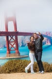 Οι τουρίστες συνδέουν τη λήψη selfie της φωτογραφίας Σαν Φρανσίσκο στοκ εικόνα με δικαίωμα ελεύθερης χρήσης Οι τουρίστες συνδέουν τη λήψη selfie της φωτογραφίας Σαν Φρανσίσκο στοκ εικόνα με δικαίωμα ελεύθερης χρήσης