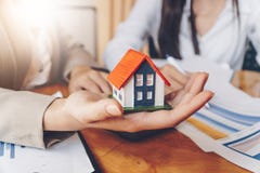 Οι υπηρεσίες ακίνητων περιουσιών για την αγορά του σπιτιού κρατούν το πρότυπο και το calcu σπιτιών στοκ φωτογραφία με δικαίωμα ελεύθερης χρήσης Οι υπηρεσίες ακίνητων περιουσιών για την αγορά του σπιτιού κρατούν το πρότυπο και το calcu σπιτιών στοκ φωτογραφία με δικαίωμα ελεύθερης χρήσης