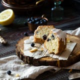 Οι φέτες του σπιτικού εύγευστου bundt συσσωματώνουν με το άσπρο λούστρο στοκ φωτογραφίες με δικαίωμα ελεύθερης χρήσης Οι φέτες του σπιτικού εύγευστου bundt συσσωματώνουν με το άσπρο λούστρο στοκ φωτογραφίες με δικαίωμα ελεύθερης χρήσης