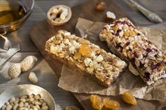Οι φραγμοί Granola με τα καρύδια και τους ξηρούς καρπούς και το μέλι στο ξύλινο υπόβαθρο τσιμπούν για υγιή ακόμα ζωντανό στοκ εικόνα Οι φραγμοί Granola με τα καρύδια και τους ξηρούς καρπούς και το μέλι στο ξύλινο υπόβαθρο τσιμπούν για υγιή ακόμα ζωντανό στοκ εικόνα
