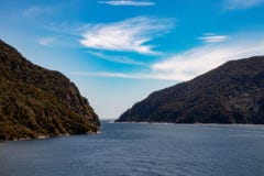 Οι όμορφοι σκοτεινοί ήχοι σε Fjordland, Νέα Ζηλανδία, με έναν μπλε ουρανό και συμπαθητικά σύννεφα στοκ φωτογραφία Οι όμορφοι σκοτεινοί ήχοι σε Fjordland, Νέα Ζηλανδία, με έναν μπλε ουρανό και συμπαθητικά σύννεφα στοκ φωτογραφία