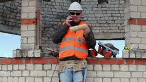 Οικοδόμος με τον κύλινδρο χρωμάτων που μιλά στο έξυπνο τηλέφωνο φιλμ μικρού μήκους Οικοδόμος με τον κύλινδρο χρωμάτων που μιλά στο έξυπνο τηλέφωνο φιλμ μικρού μήκους