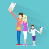 Οικογένεια που παίρνει selfie τη φωτογραφία στο έξυπνο τηλεφωνικό ζεύγος απεικόνιση αποθεμάτων Οικογένεια που παίρνει selfie τη φωτογραφία στο έξυπνο τηλεφωνικό ζεύγος απεικόνιση αποθεμάτων