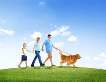 Οικογένεια που περπατά μαζί με το σκυλί της Pet τους υπαίθρια στοκ εικόνες Οικογένεια που περπατά μαζί με το σκυλί της Pet τους υπαίθρια στοκ εικόνες