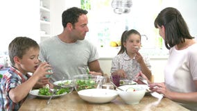 Οικογένεια που τρώει το γεύμα γύρω από τον πίνακα κουζινών από κοινού φιλμ μικρού μήκους Οικογένεια που τρώει το γεύμα γύρω από τον πίνακα κουζινών από κοινού φιλμ μικρού μήκους