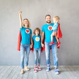 Οικογένεια των superheroes που παίζουν στο σπίτι στοκ εικόνες Οικογένεια των superheroes που παίζουν στο σπίτι στοκ εικόνες