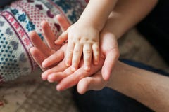 οικογενειακά καρύδια έννοιας σύνθεσης μπουλονιών Τρία χέρια της οικογένειας - μωρό, μητέρα και πατέρας Ενότητα, προστασία και ευτ στοκ εικόνα με δικαίωμα ελεύθερης χρήσης οικογενειακά καρύδια έννοιας σύνθεσης μπουλονιών Τρία χέρια της οικογένειας - μωρό, μητέρα και πατέρας Ενότητα, προστασία και ευτ στοκ εικόνα με δικαίωμα ελεύθερης χρήσης