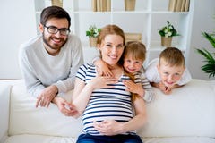 οικογενειακή μητέρα έγκ&upsi Στοκ Φωτογραφίες οικογενειακή μητέρα έγκ&upsi Στοκ Φωτογραφίες