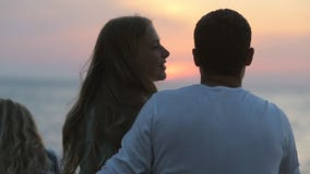 Οικογενειακή συνεδρίαση κοντά στη θάλασσα στο ηλιοβασίλεμα, ο σύζυγος απόθεμα βίντεο Οικογενειακή συνεδρίαση κοντά στη θάλασσα στο ηλιοβασίλεμα, ο σύζυγος απόθεμα βίντεο
