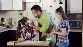 Οικογενειακοί μάγειρες και παιχνίδια που κονιοποιούν κάθε άλλων με το αλεύρι φιλμ μικρού μήκους Οικογενειακοί μάγειρες και παιχνίδια που κονιοποιούν κάθε άλλων με το αλεύρι φιλμ μικρού μήκους